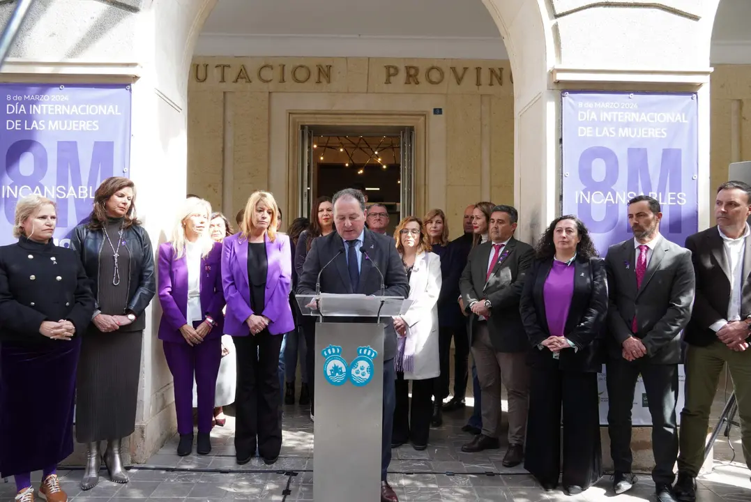 El presidente de la Diputación, David Toscano, en la lectura del manifiesto