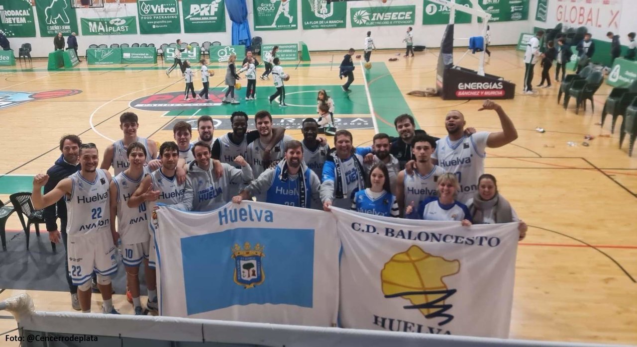 El Ciudad de Huelva celebra su triunfo en Albacete con la Peña El Cencerro.