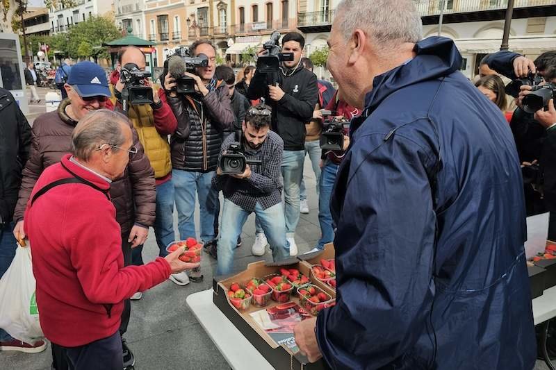 El secretario general de UPA-Huelva reparte fresas en la Puerta de Jerez de Sevilla hace una semana