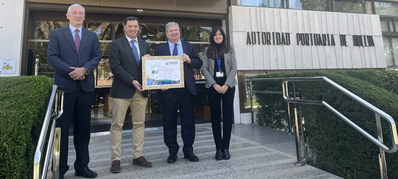 Alberto Santana recoge el Certificado medioambiental APH