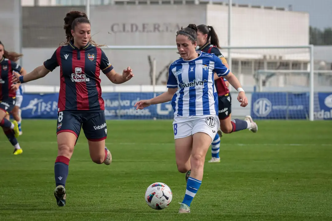 Lance del partido entre el Sporting de Huelva y el Levante.