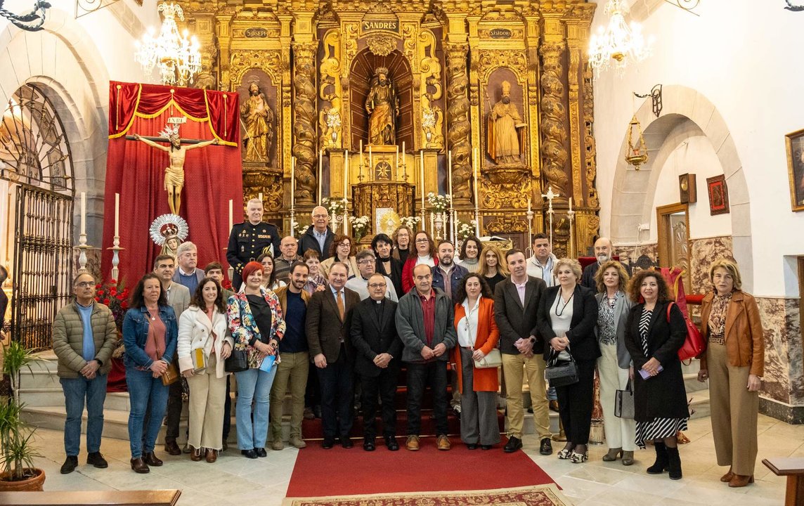 Foto de familia de la inauguración de las Jornadas en Encinasola