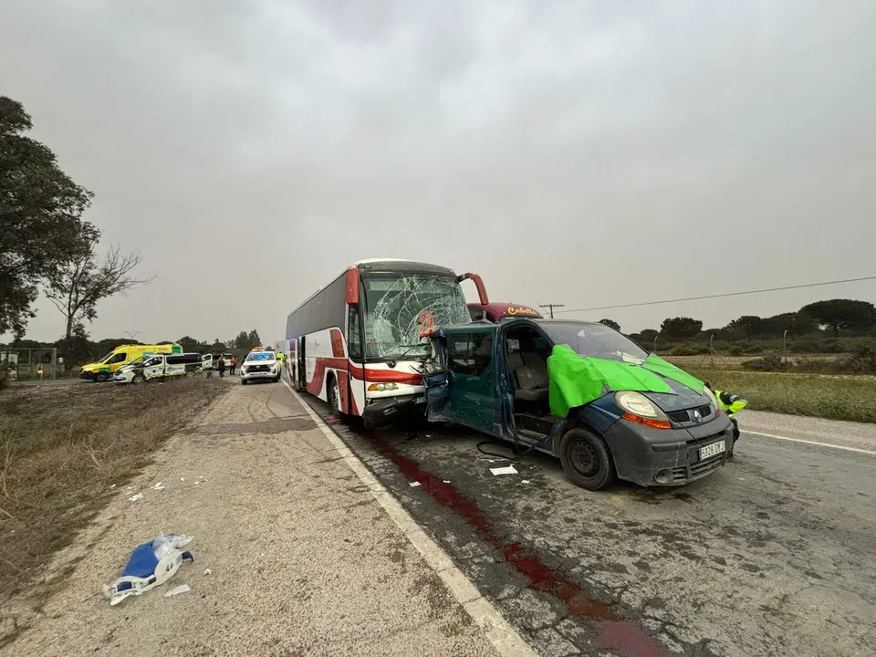 Estado en el que quedaron el autobús y la furgoneta