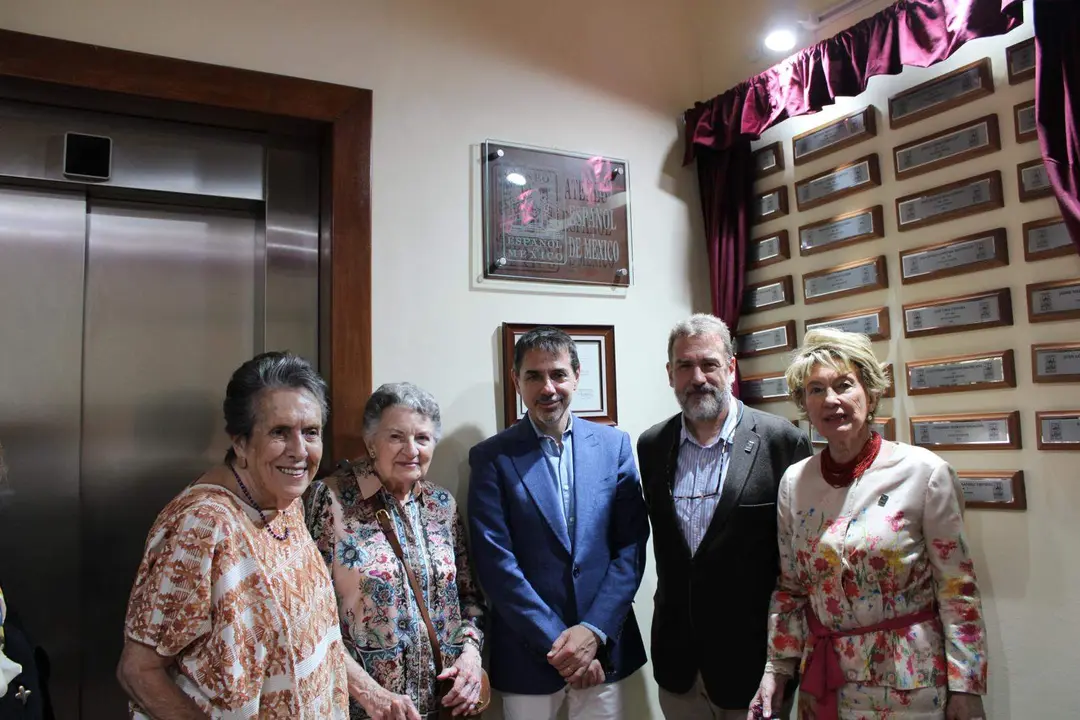 Inauguración muro en el Ateneo de México