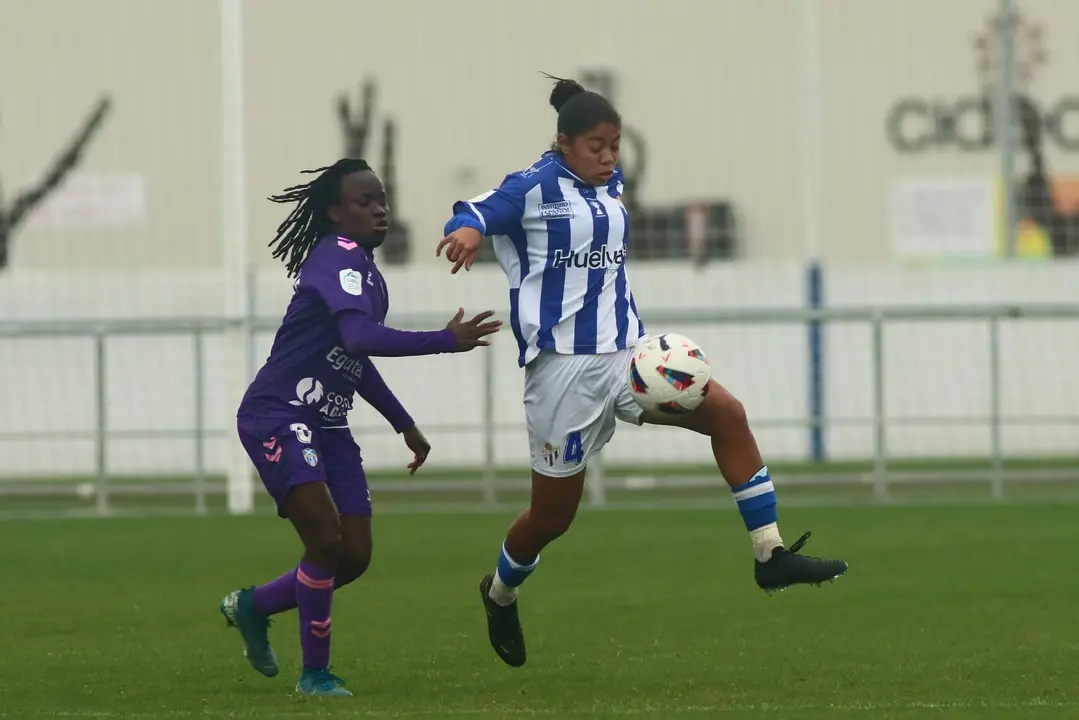 Un lance del duelo entre el Sporting de Huelva y el Tenerife.