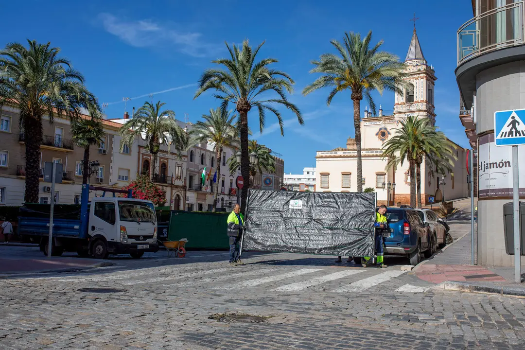 Operarios cierran al tráfico la Plaza de San Pedro