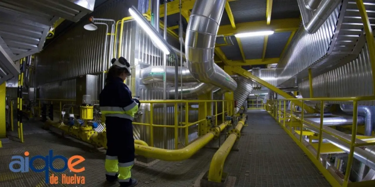 Una operaria en una planta industrial