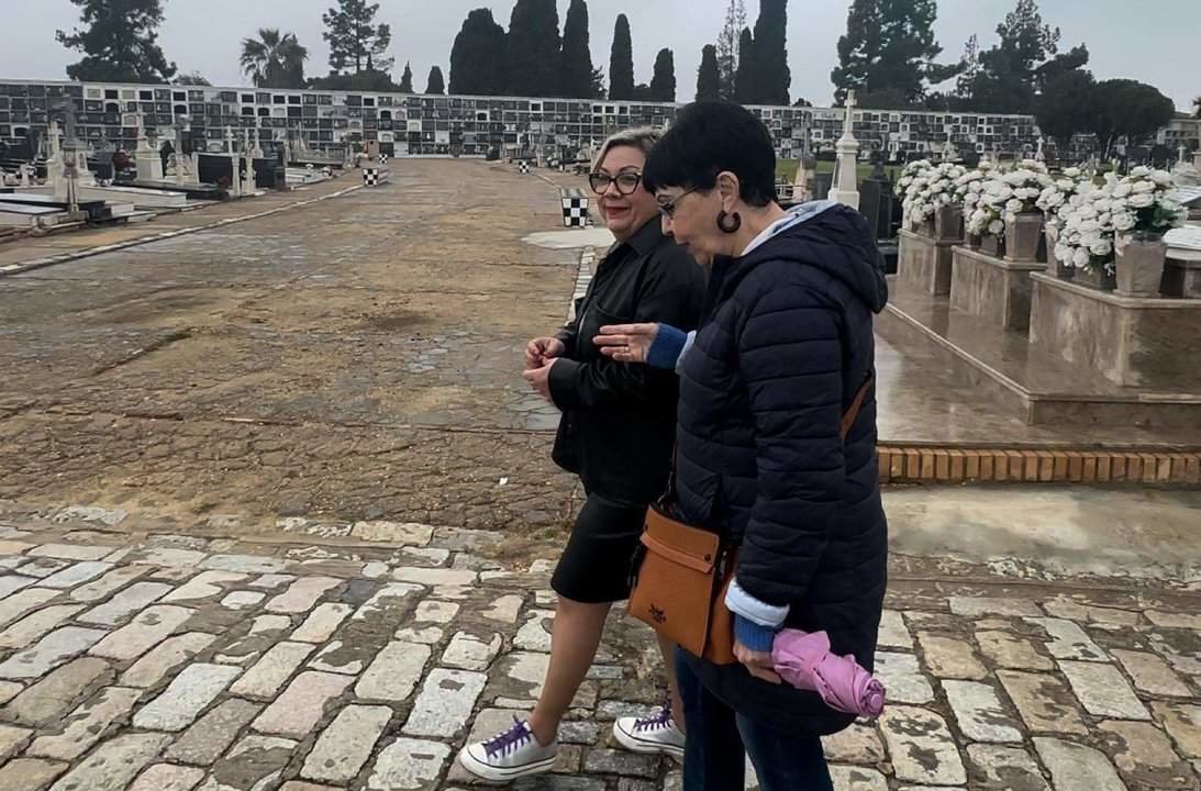 María Luisa Masera, nieta de un fusilado en La Soledad, junto a Mónica Rossi en el cementerio