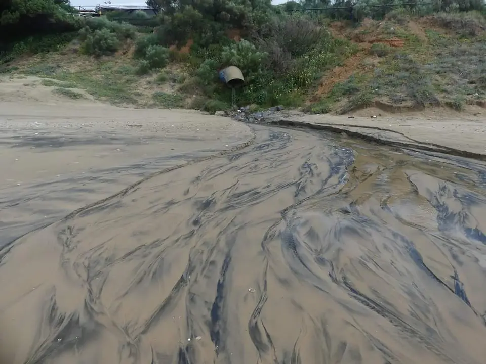 Tubería de fecales rota vertiendo directamente a la arena de la playa