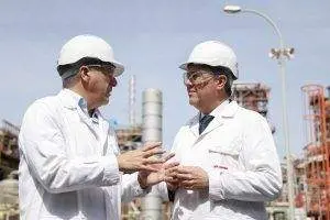 Visita de Juan Espadas a CEPSA Refinería