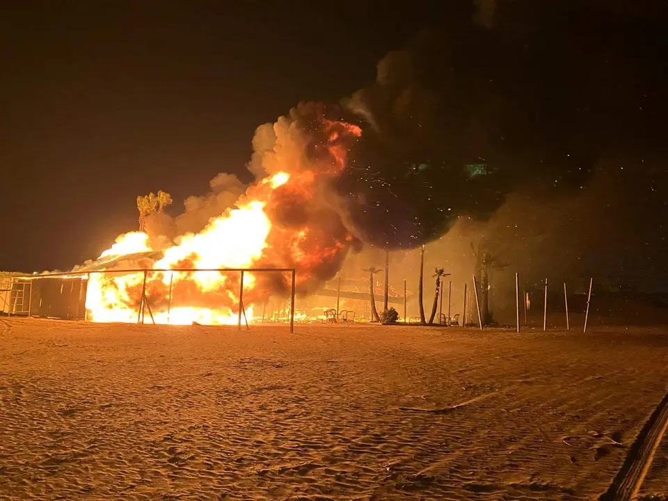 Incendio en el chiringuito (Foto: Consorcio)