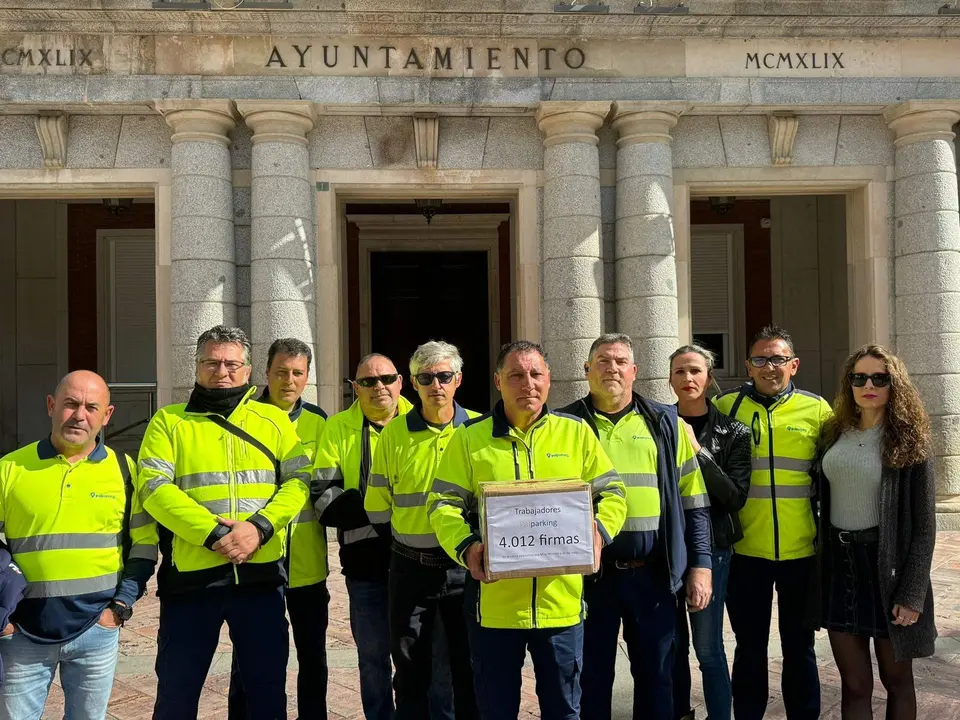 Trabajadores de PalParking a las puertas del Consistorio de la capital