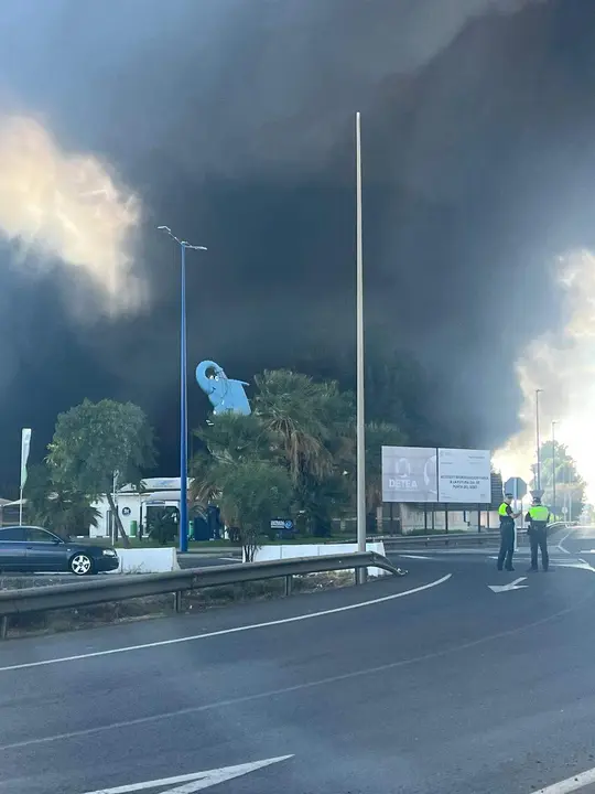 Incendio en Hierros España, donde se observa a los agentes de la Policía LOcal sin mascarilla