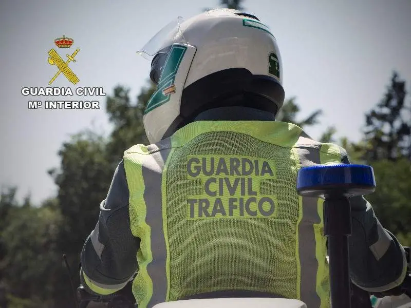 Un patrullero de la Guardia Civil en la A-49