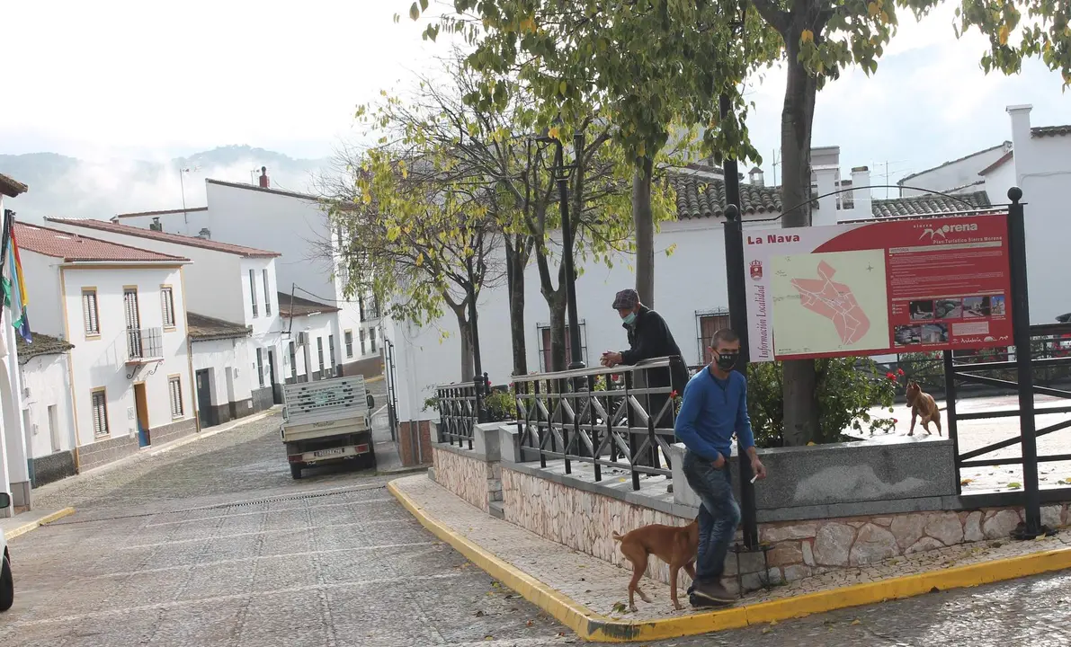 Dos hombres, en el paseo de La Nava