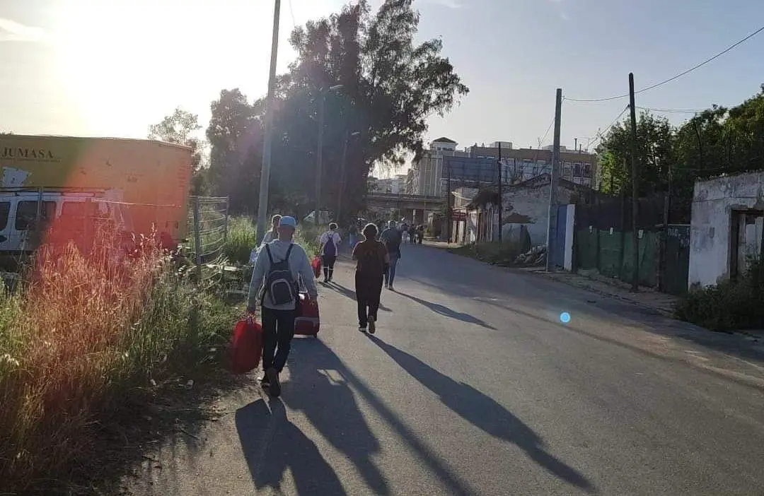 Pasajeros vuelven a pie a la estación de Huelva tras el inidente de ayer tarde (Foto: C.F.)