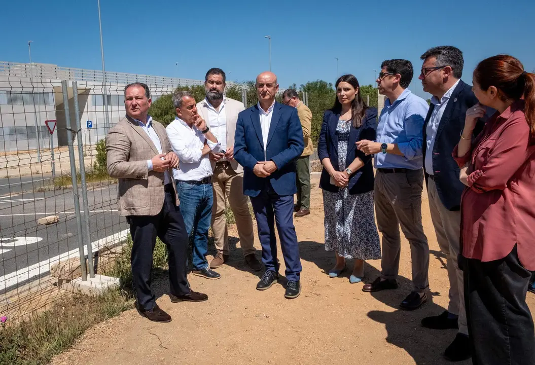 David Toscano, junto a los alcaldes de la zona, junto al Chare de Lepe