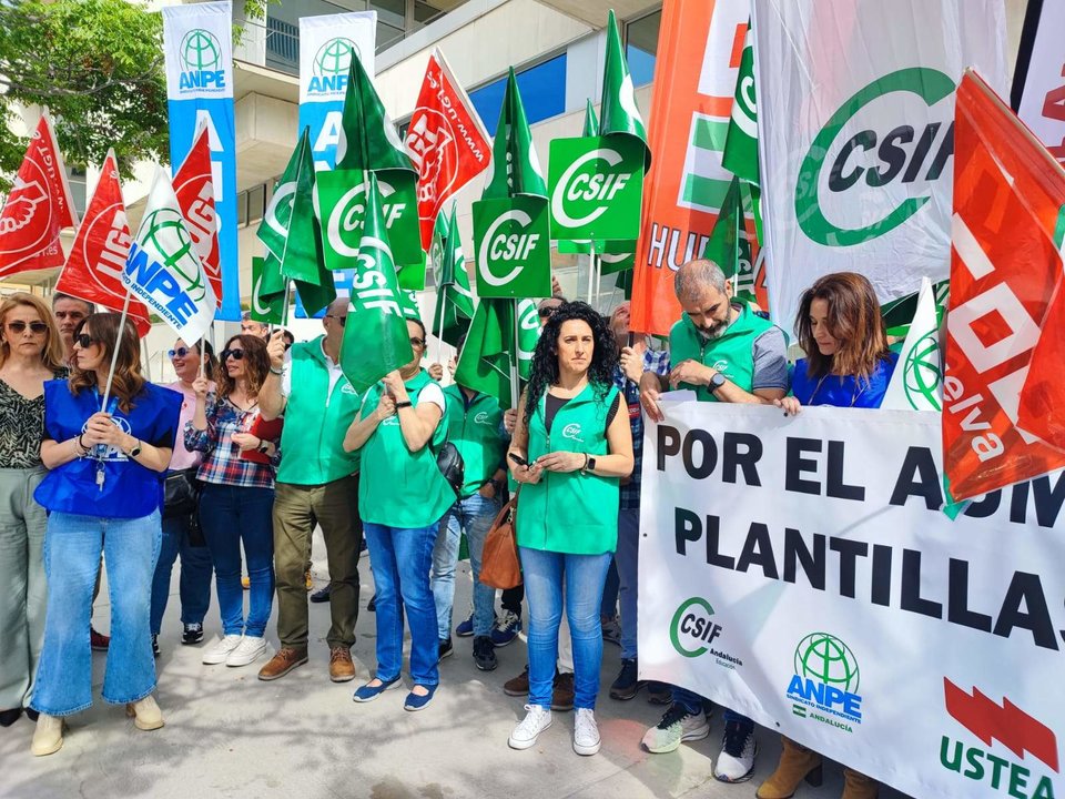 Protesta ante Educación de delegados del CSIF y demás sindicatos del sector