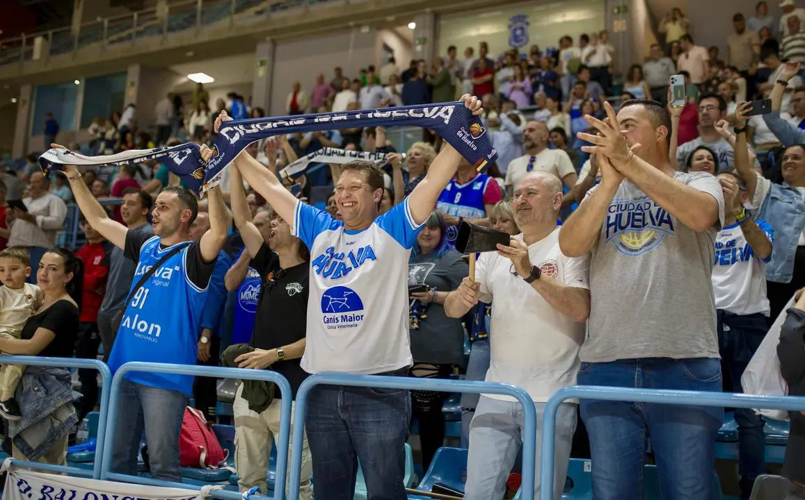 La afición del Ciudad de Huelva en acción.