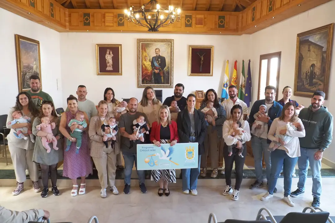 Entrega de ayudas sociales en Palos