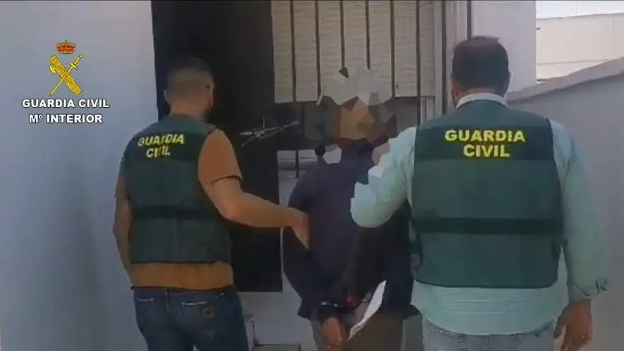 Agentes se llevan a uno de los detenidos