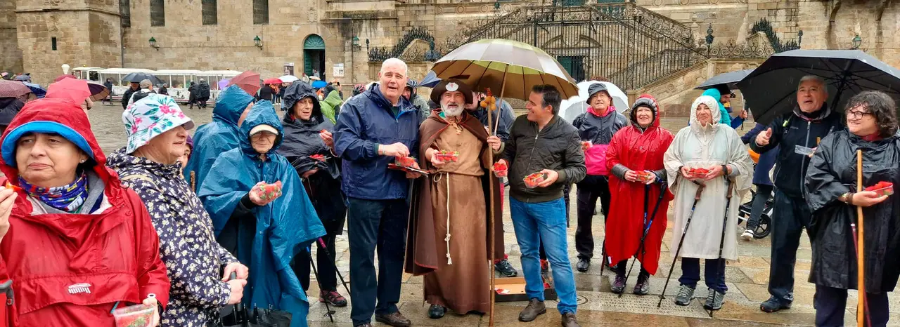 Reparto de fresas de Huelva en la Plaza del Obradoiro de Santiago