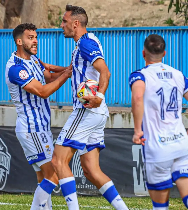 Pablo Caballero celebra uno de sus dos goles al Intercity.