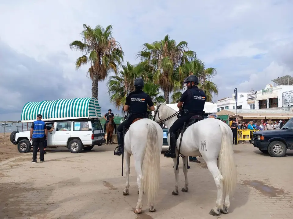 Agentes de Policía vigilan los caminos