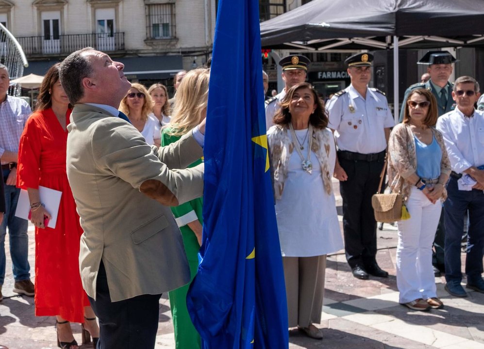 Toscano iza la bandera en el Día de Europa