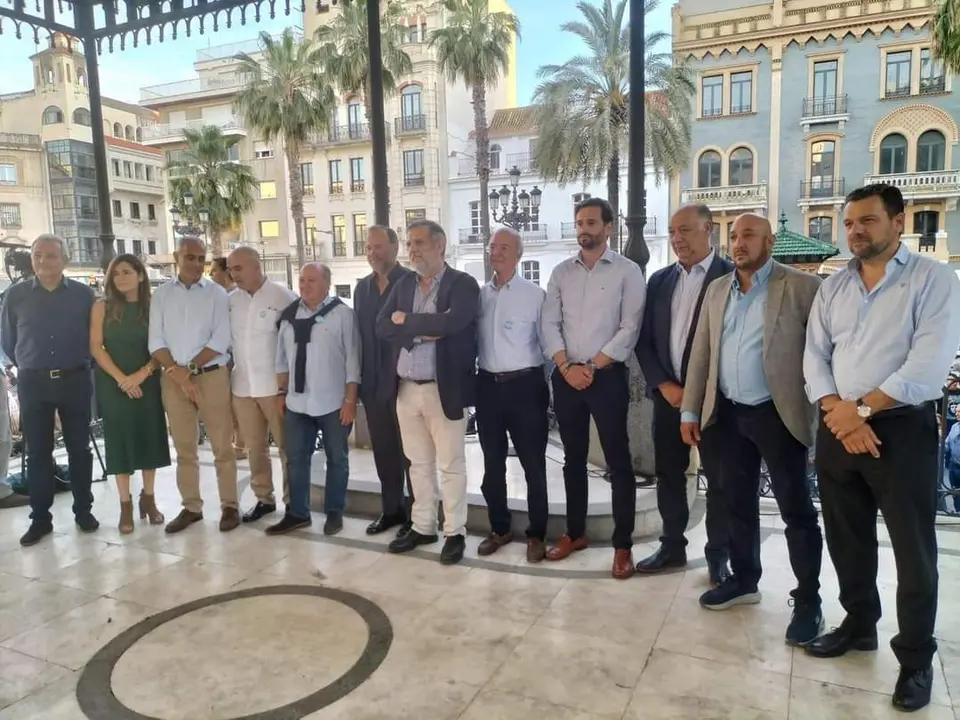 García del Hoyo, en el centro, dio lectura al manifiesto