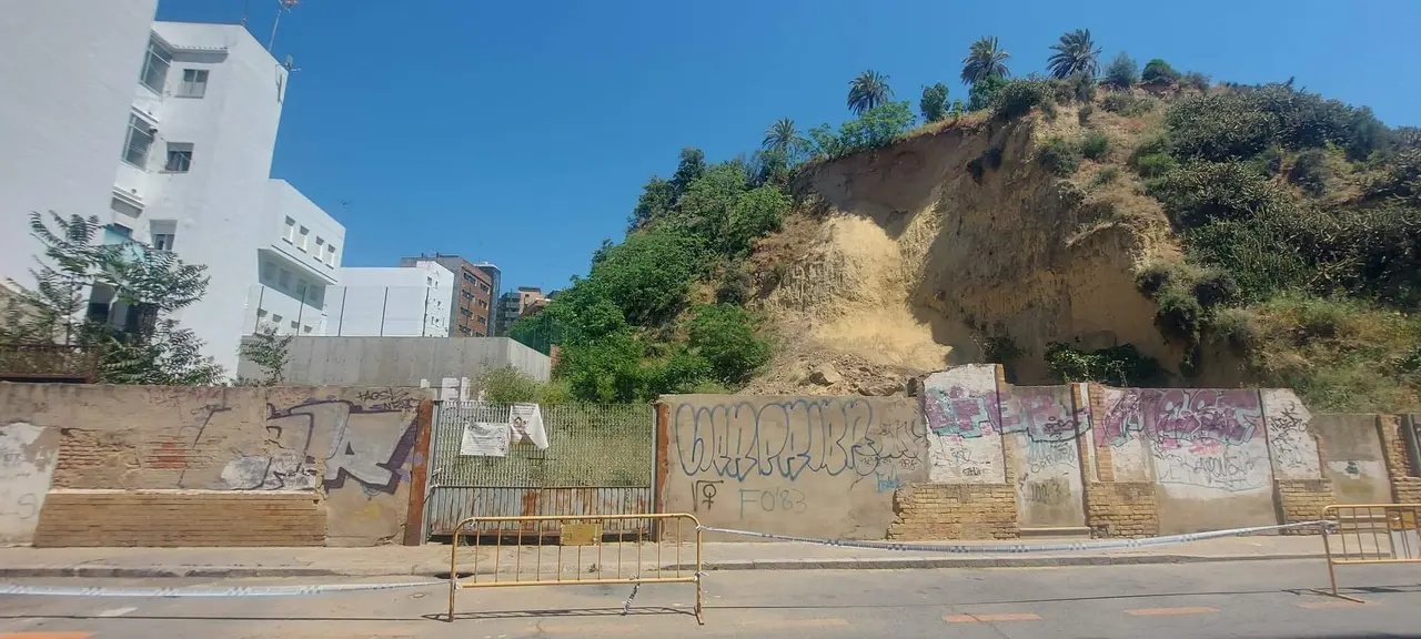 Estado en el que ha quedado el cabezo, a la izquierda el colegio San Vicente de Paúl