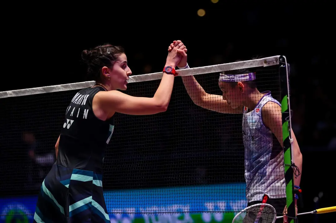 Carolina Marín saludando a una rival.