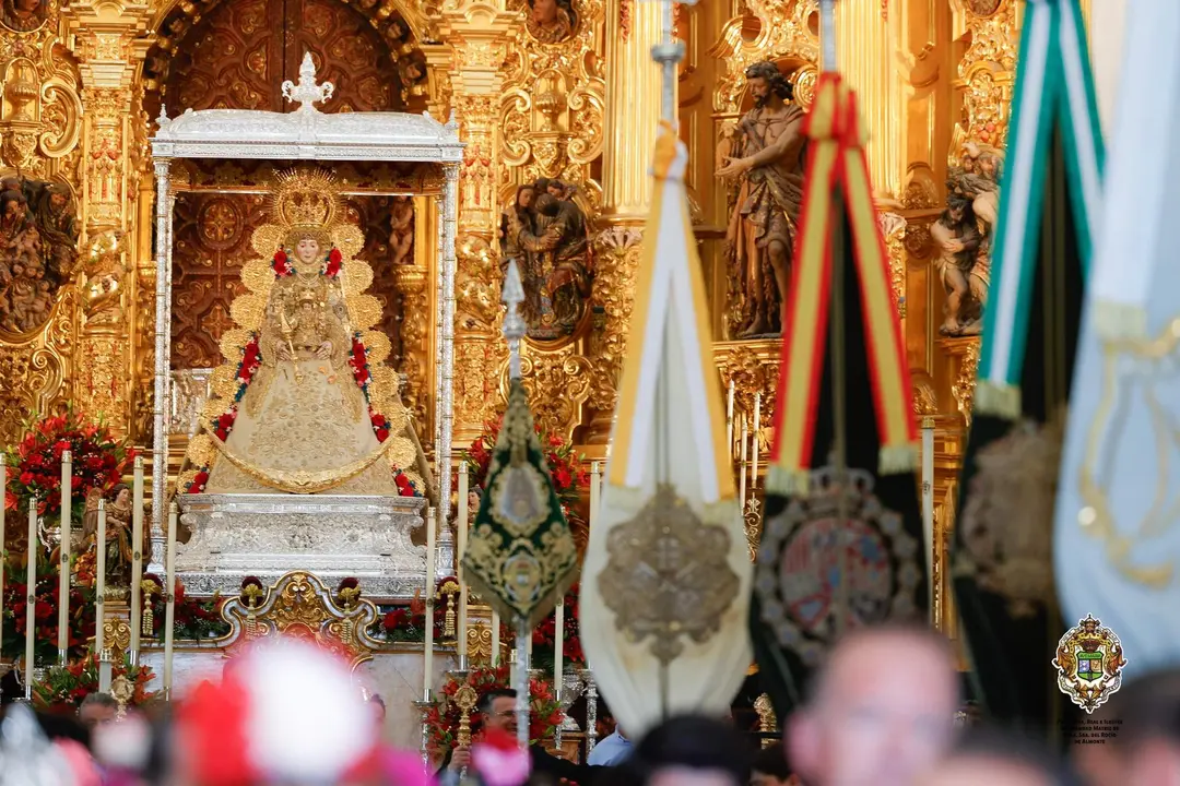 La Reina de las Marismas, ayer tarde en el Santuario, al comienzo del acto de presentación de hermandades