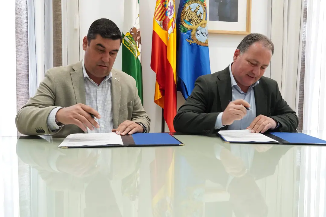 Firma del convenio con Freshuelva