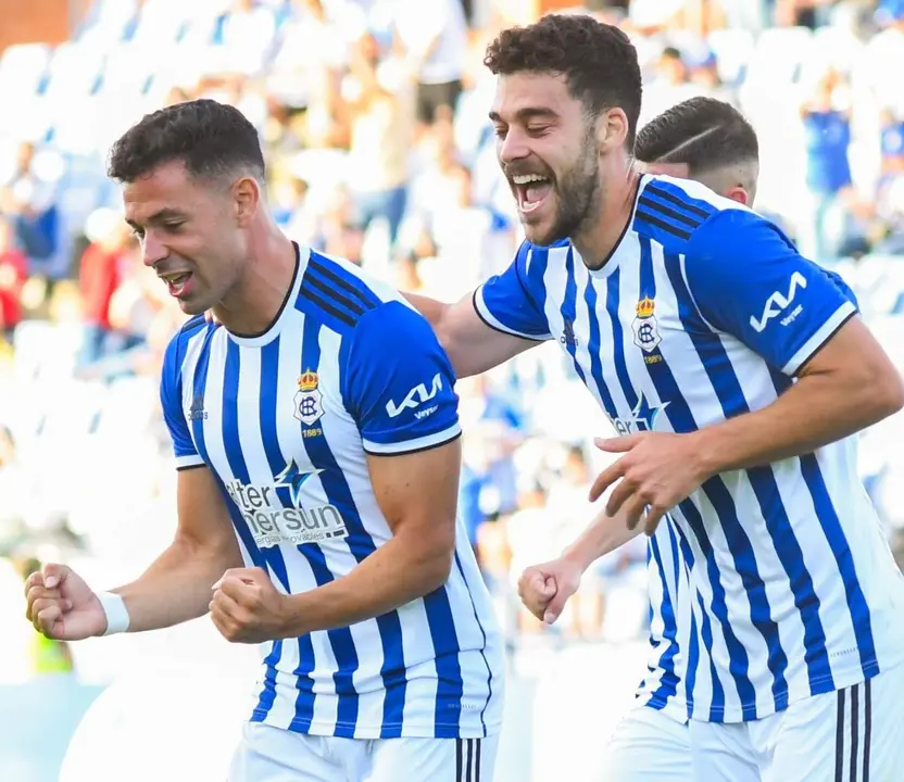 Bustos celebra el gol del Recre al Ibiza.