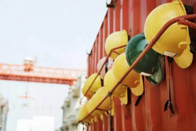Cascos en un descanso laboral en una obra