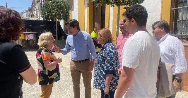 Enrique Gaviño, en Zalamea, junto al alcalde y otros integrantes socialistas