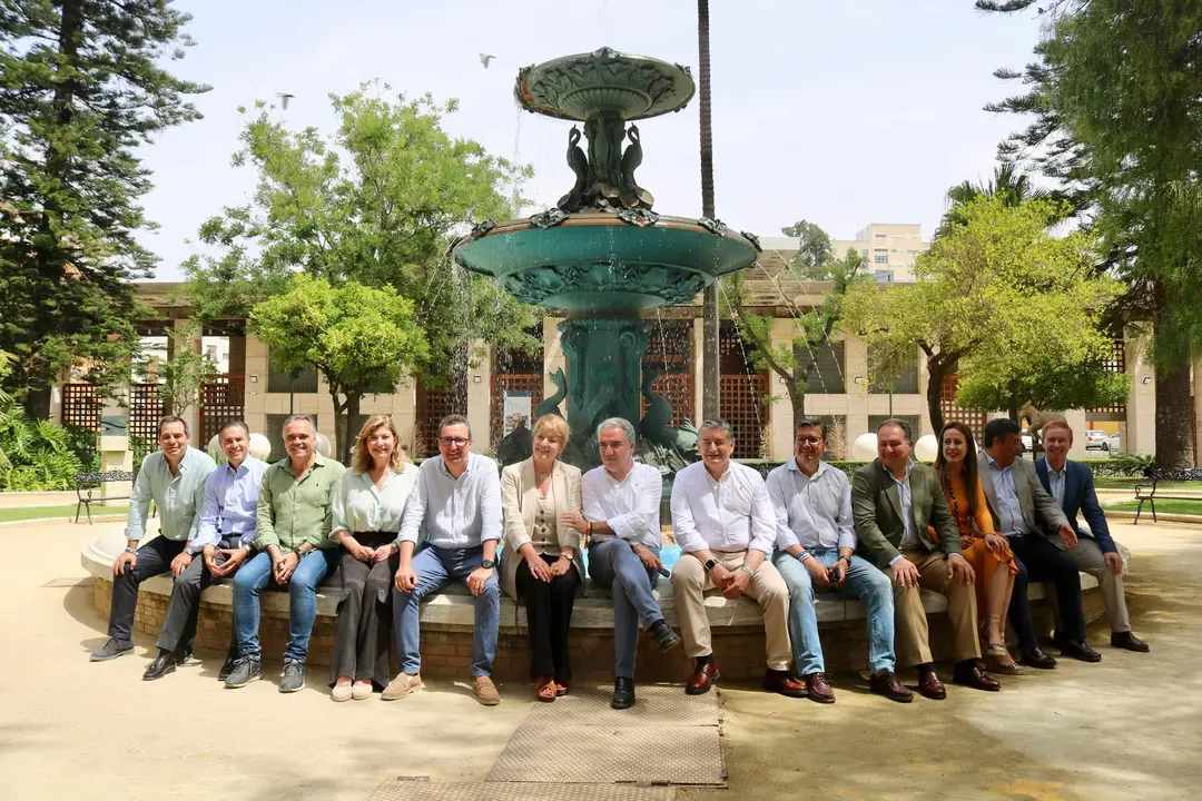 Foto de familia popular durante la visita de Bendodo