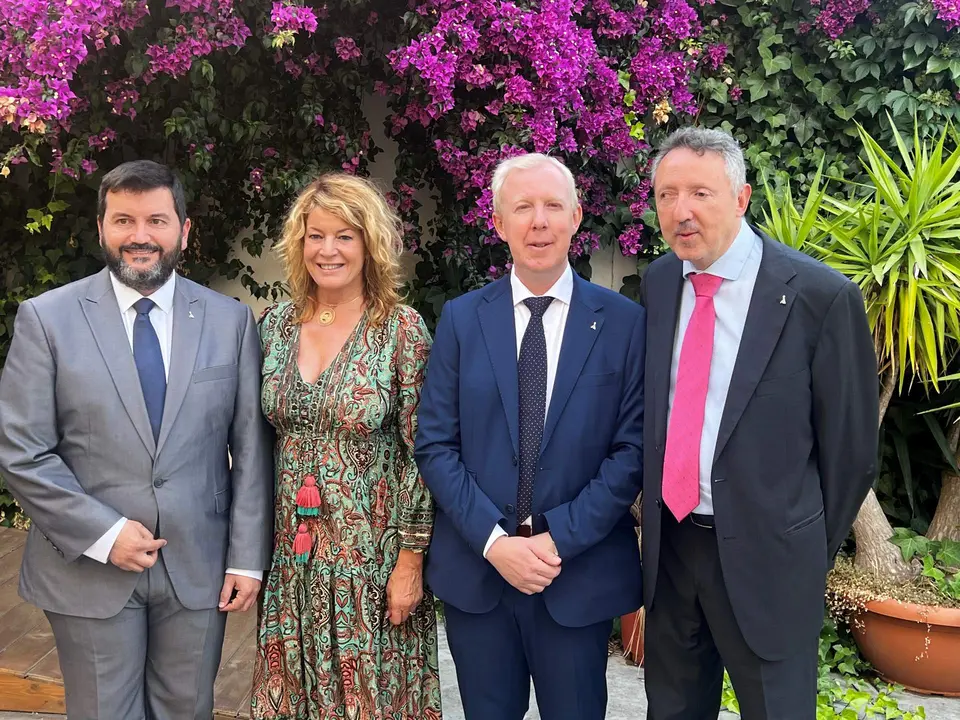 Foto nuevo director con la alcaldesa de Huelva