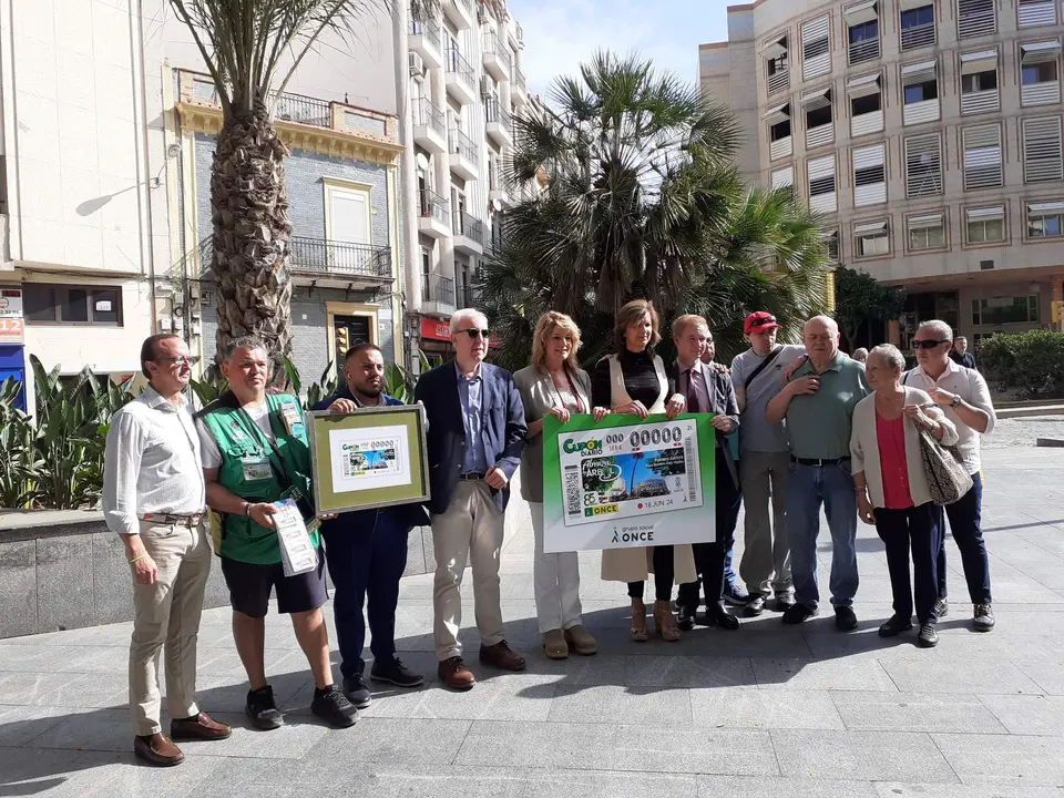 Presentación del cupón junto a La Palmera