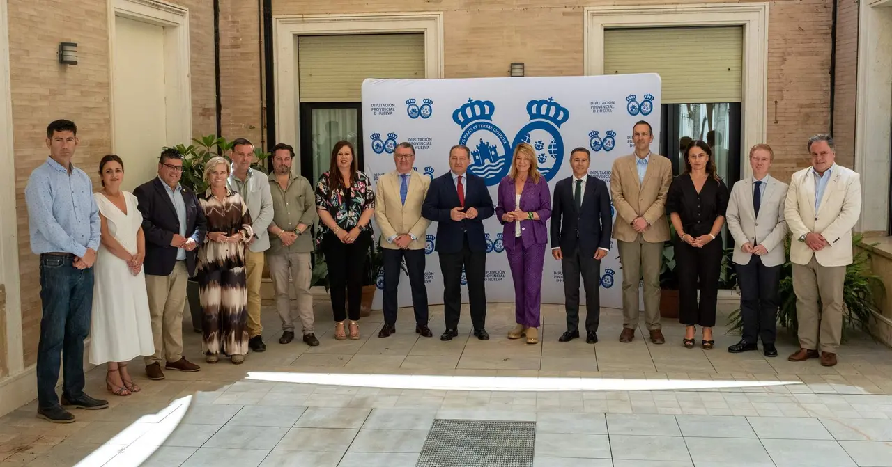 Foto de familia tras la firma del acuerdo