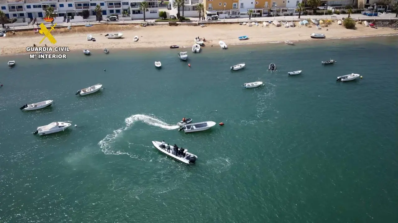 Panorámica aérea de la operación en el mar de Isla Cristina