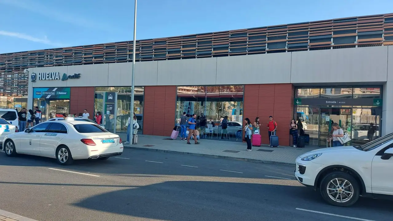 Pasajeros en la puerta de la estación