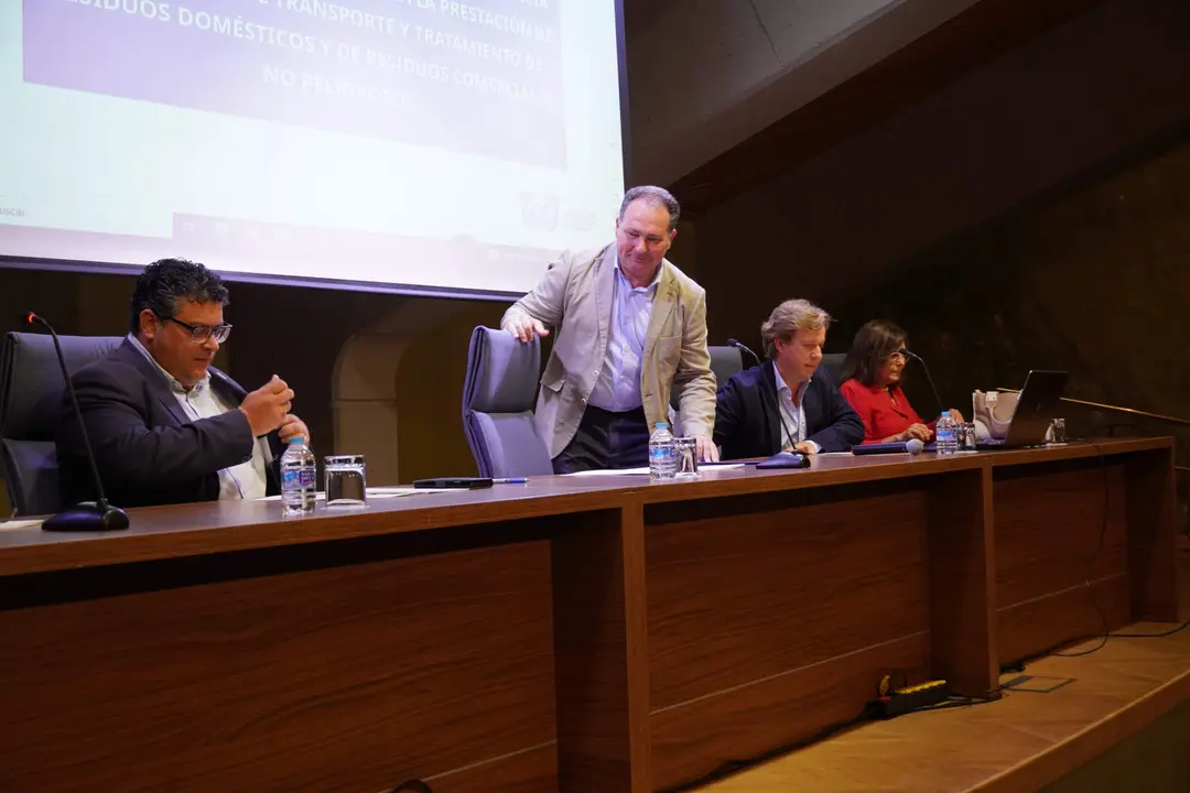 Toscano, de pie, en la presentación del servicio