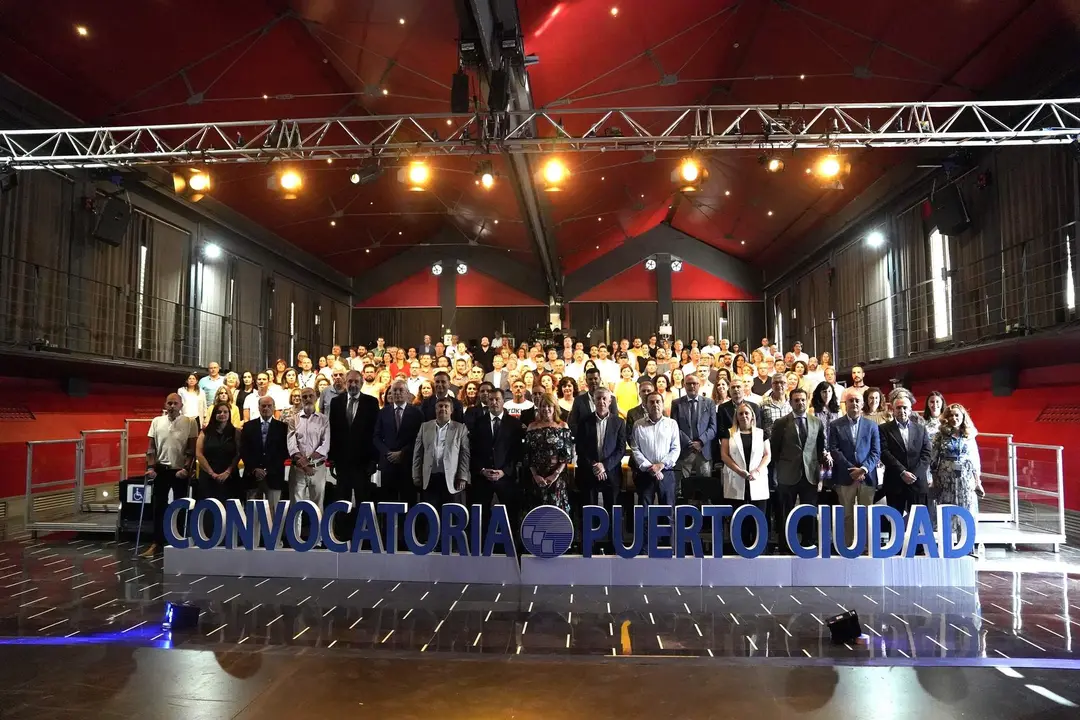 Foto de familia de los representantes de proyectos beneficiados por la convocatoria Puerto-Ciudad