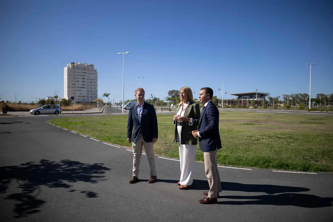Miranda y Arias en el Ensanche ante el único edificio construido en la última década.