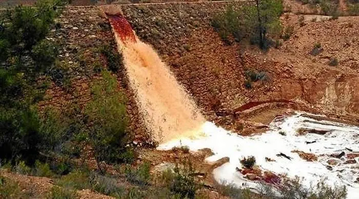 Vertido descontrolado de aguas ácidas de mina en el Andévalo