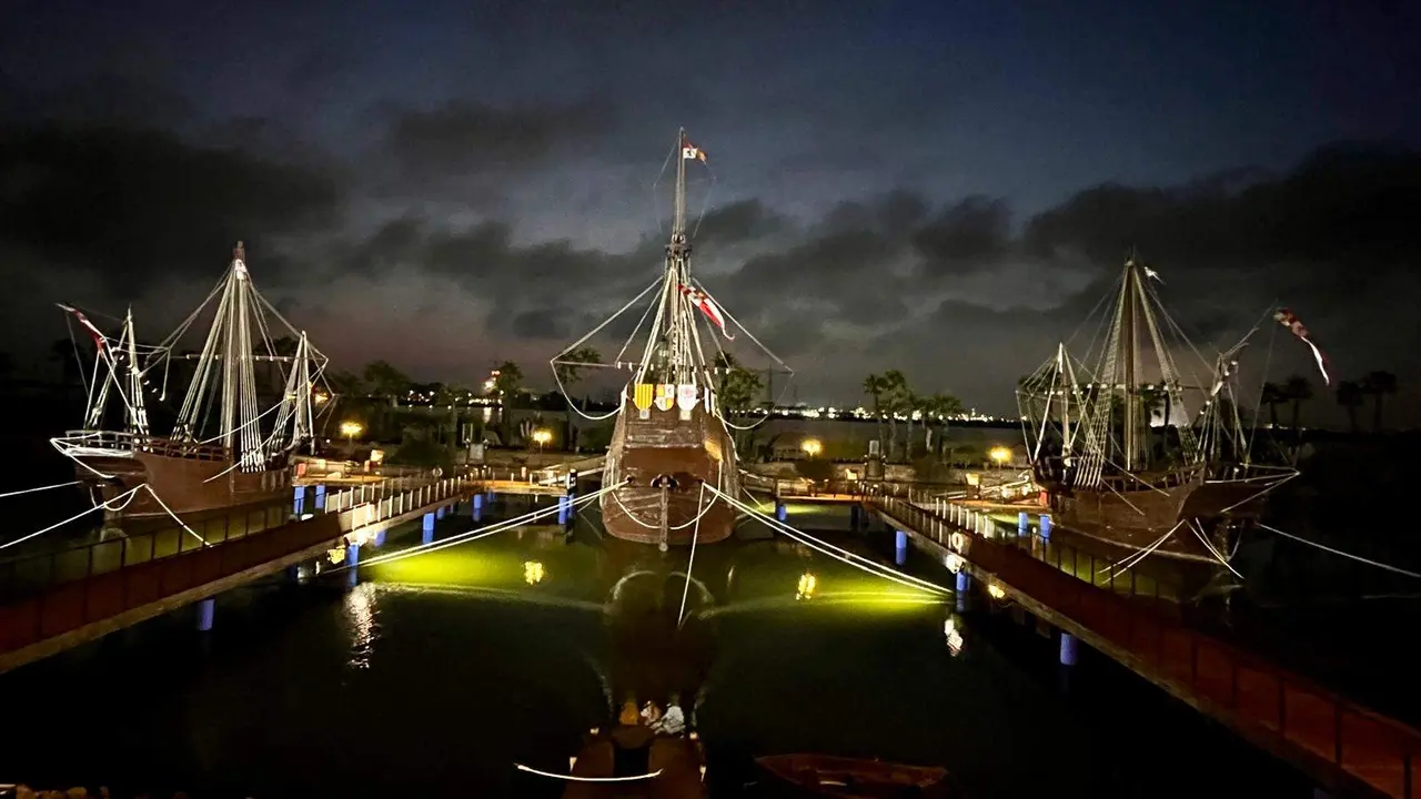 Iluminación nocturna del renovado Muelle de las Carabelas