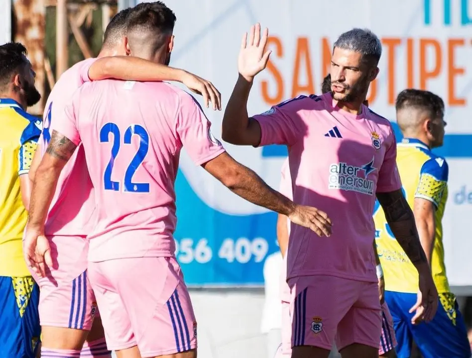 Caye Quintana felicita a Raúl Navas por su gol.