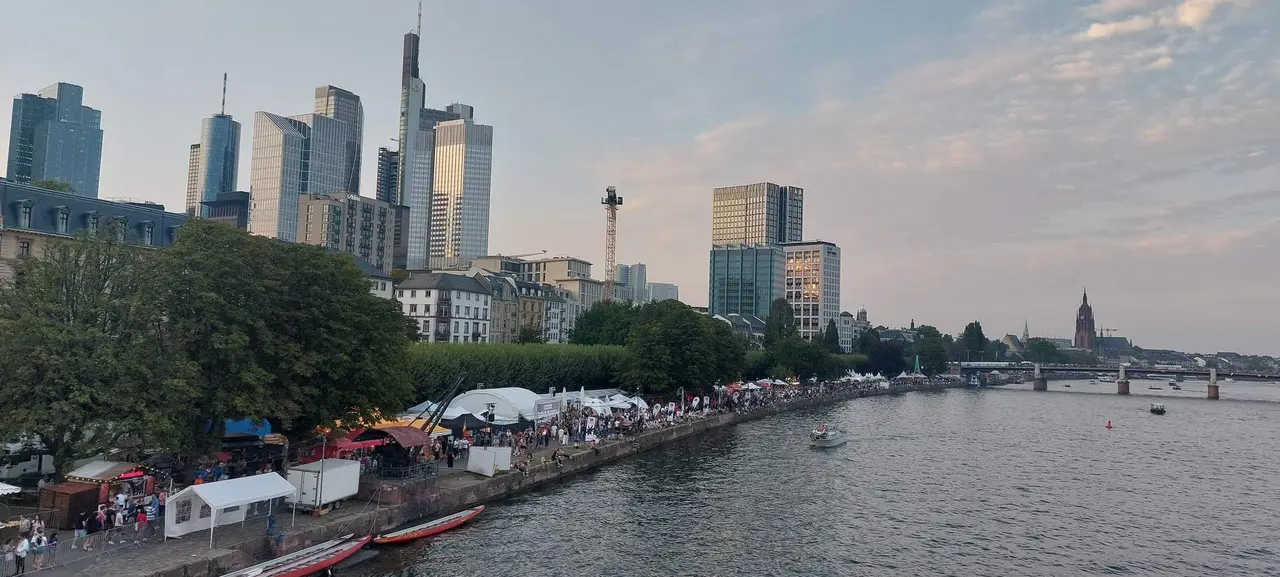 Panorámica de la Feria en Alemania a la orilla del Main